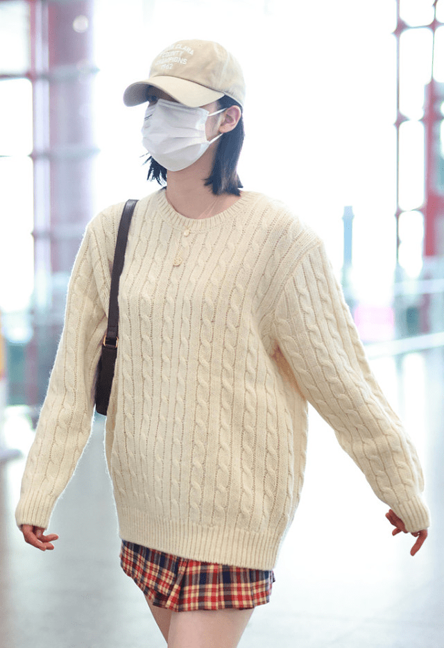 颜色 在林青霞身边长大的欧阳娜娜气质真好，休闲装有个性，低调淑女