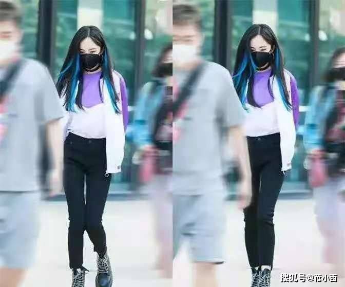 黑色 “杨幂”瘦得过分了，穿棒球服配紧身裤亮相，“双腿比胳膊还细”