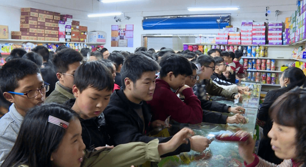 食堂|初中不允许学生带零食,学校门口零食扔一地,对此网友意见不一