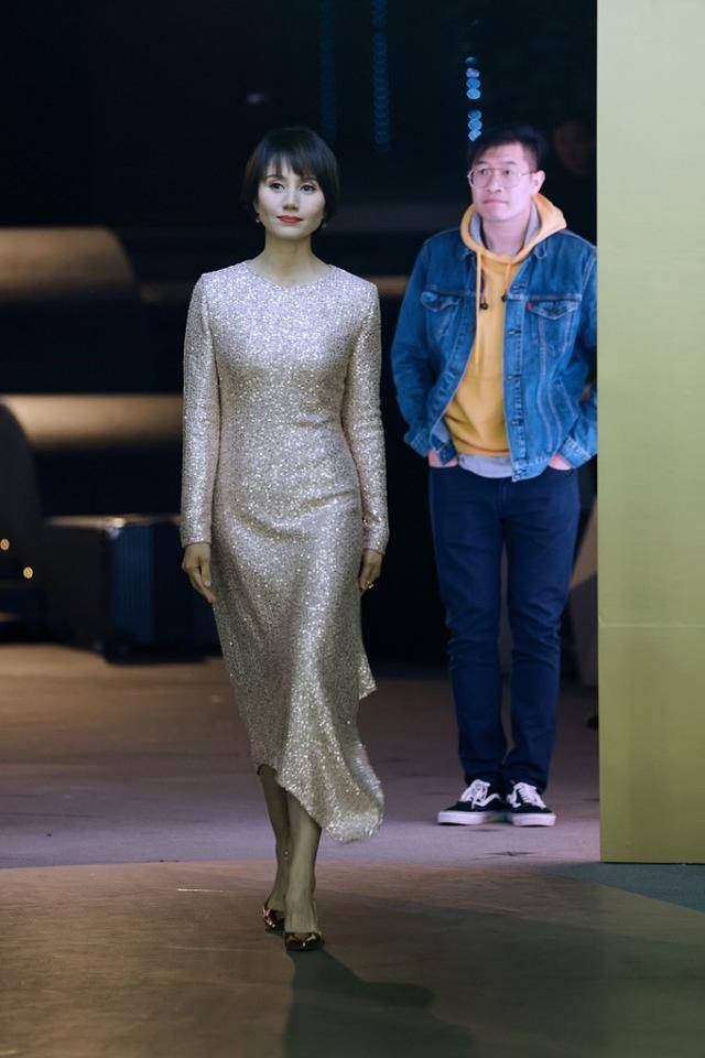 鱼尾 短发袁泉配长发马伊琍，画面不要太和谐，两人优雅恬静女人味十足