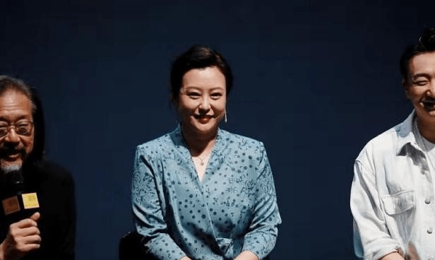 身材 42岁郝蕾近照变化挺大，穿宽松西装也难掩身材发福，双下巴也有了