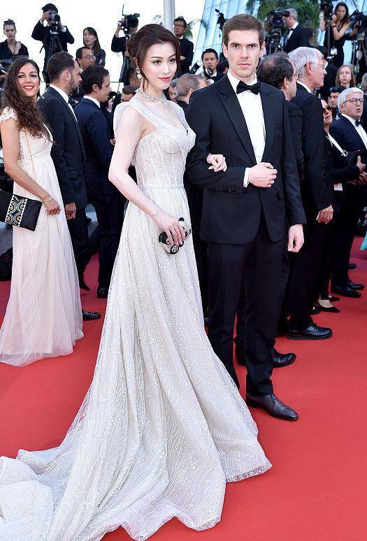 曲线 葛天身材曲线一般人比不了，不愧是模特出身，穿着打扮很诱人