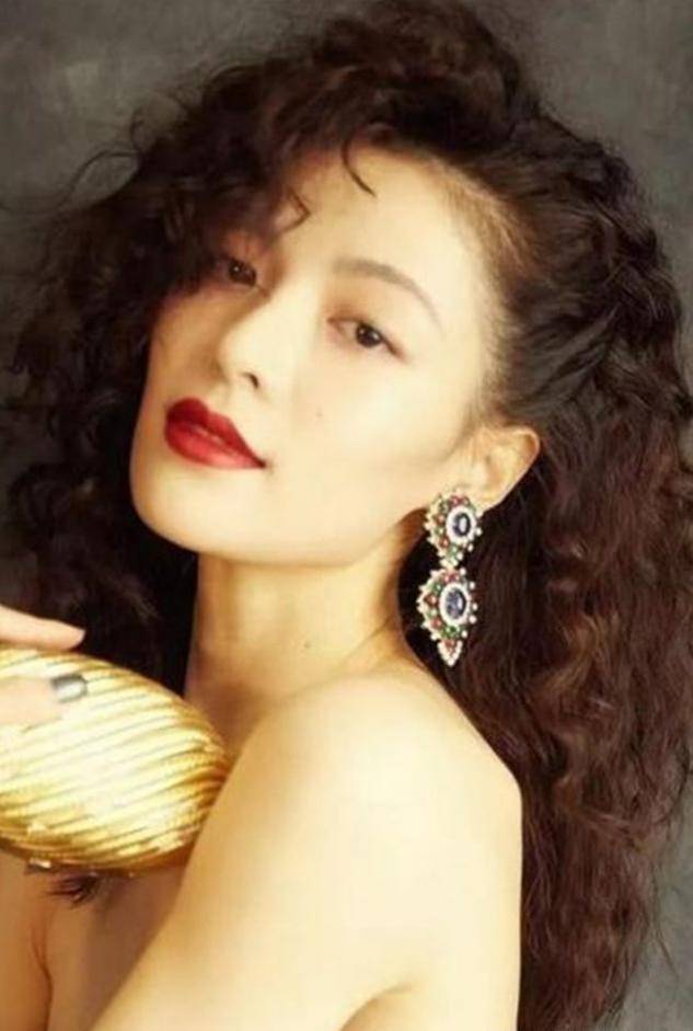 发型40岁女人最好别留这3种“发型”，不仅大妈感十足，还显老没气质