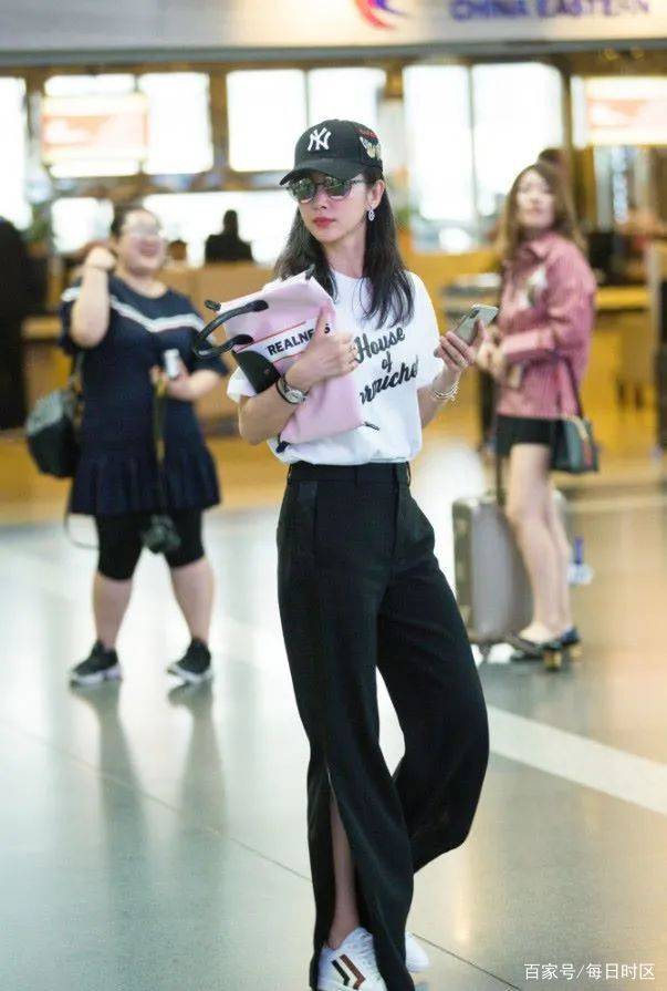 黑色 在机场拍到李冰冰，运动裤里还有打底裤，老寒腿了素颜也沧桑！
