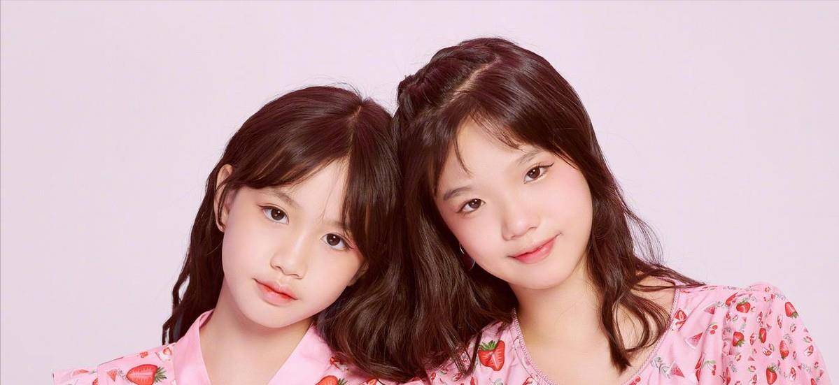 姐妹 钟丽缇两个小女儿，穿“家居服”拍照似大片，遗传了妈妈的好基因