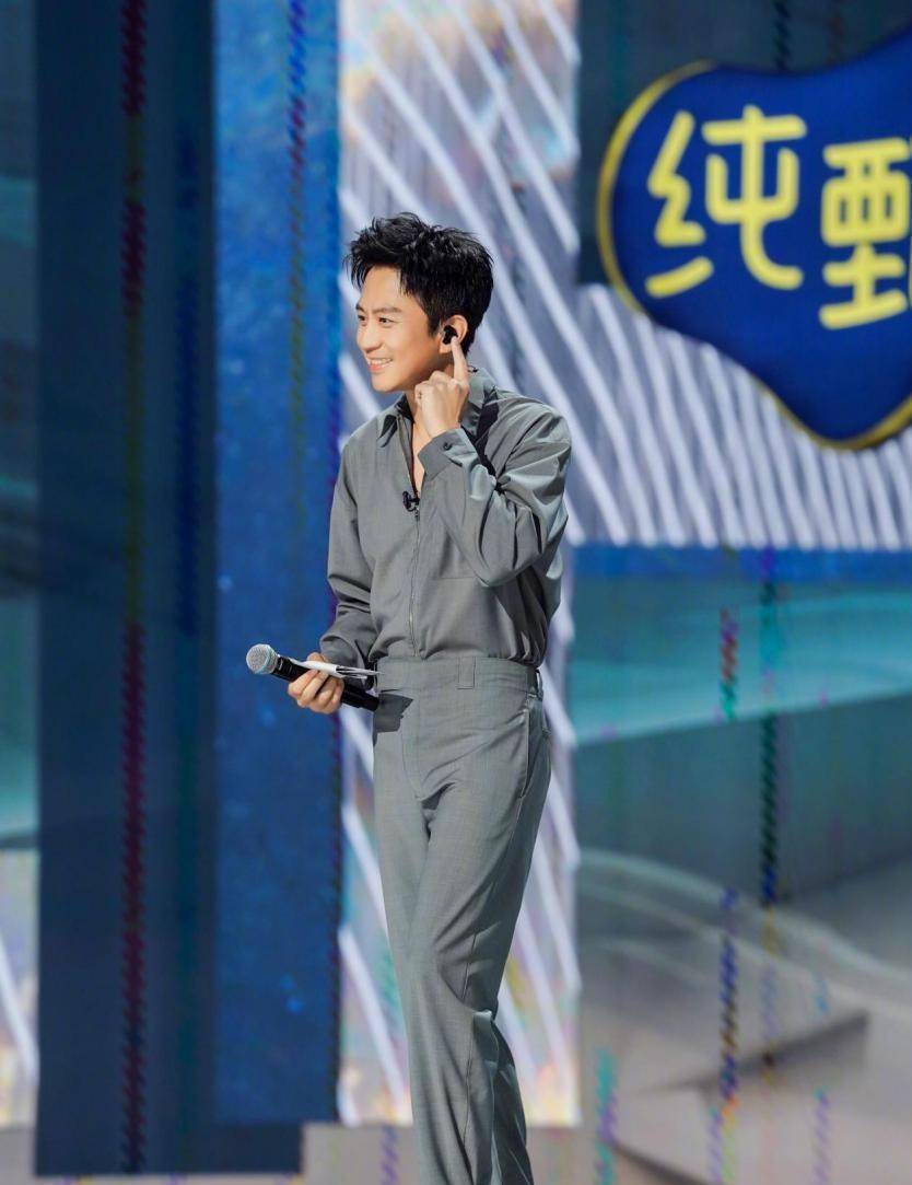 设计 邓超哪儿像俩娃爸？穿蓝灰色连体裤绅士感十足，身材线条相当出众