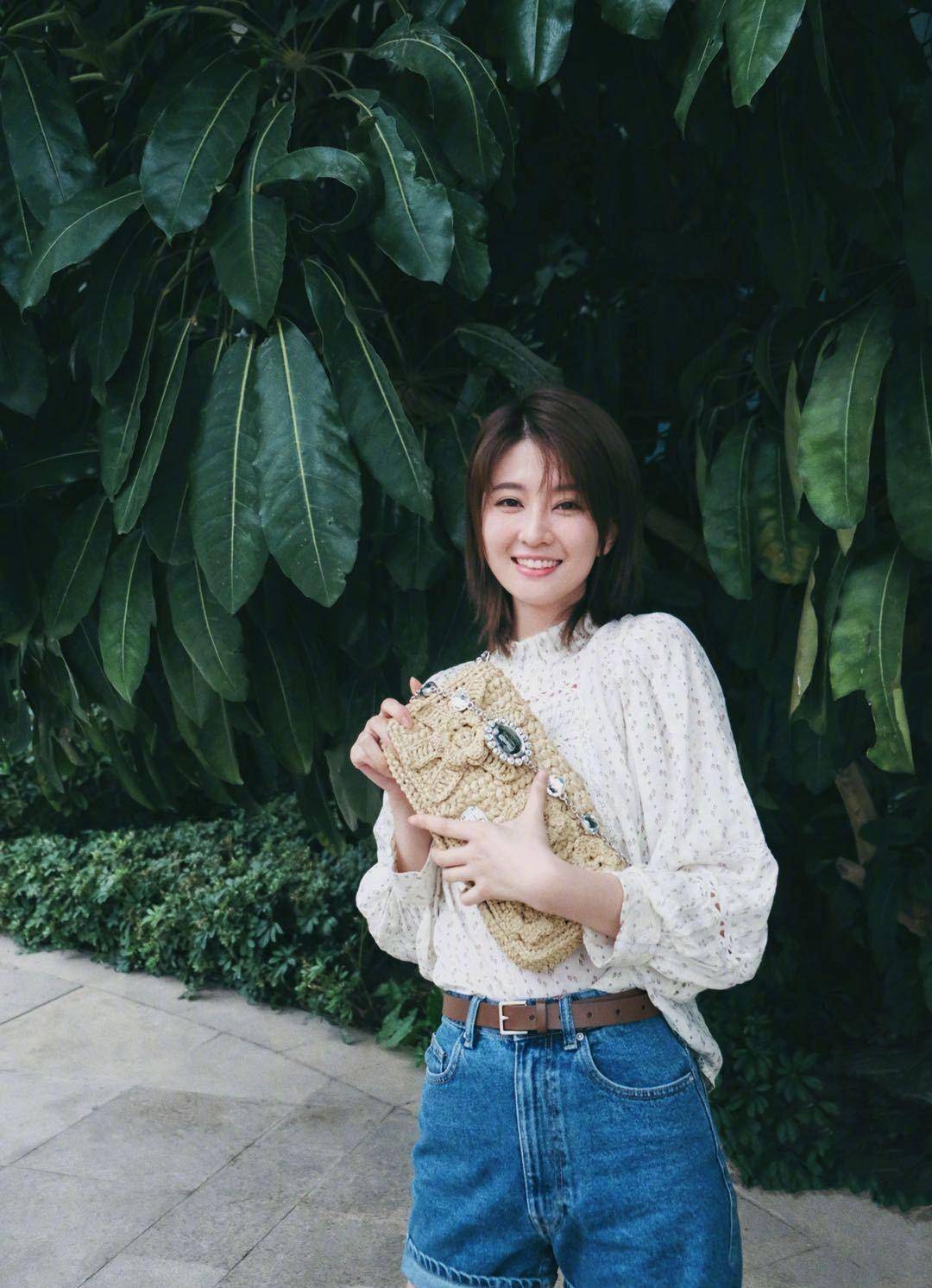 身材 我被乔欣的“括号臀”迷住了，穿紧身抹胸连衣裙，大胆秀出腰臀比