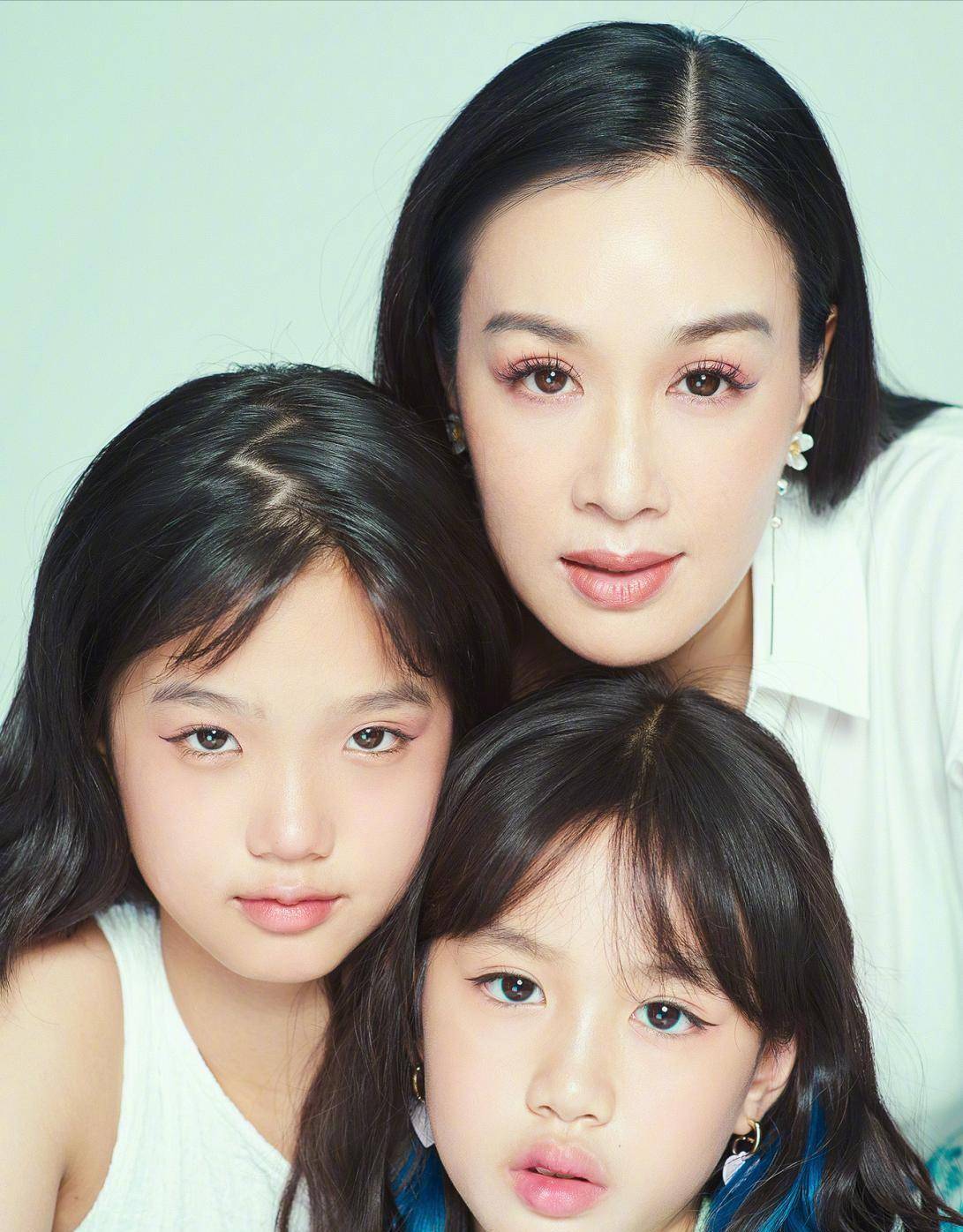 姐妹 钟丽缇两个小女儿，穿“家居服”拍照似大片，遗传了妈妈的好基因