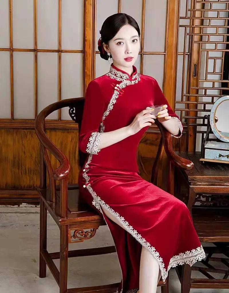 因为 秋季为什么很多人喜欢买丝绒旗袍，因为它能安全地呵护我们的肌肤