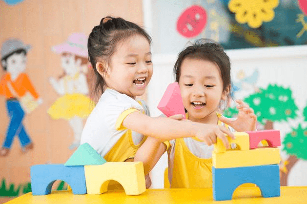 漂亮 这3种衣服别再给孩子买了,中看不中用,并不适合宝宝在幼儿园穿