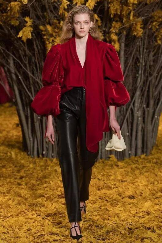 黑色 简约v领更显高级，优雅又大气；搭配黑色直筒皮裤，复古摩登，格外好看