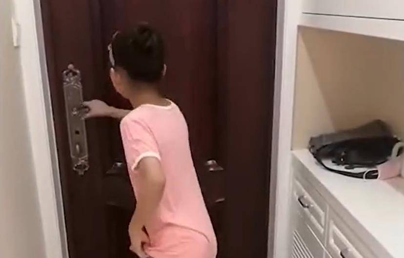 父女|安徽一女儿开门突然看到5个月没回家的爸爸，女儿的反应看哭网友