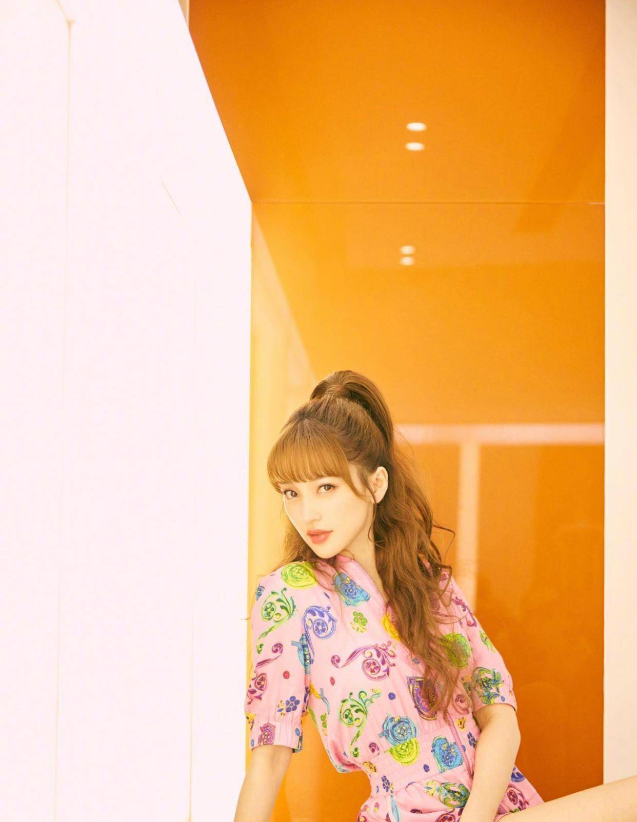 图案 金莎真的太大胆了，素颜出门还穿这么土，审美不太好