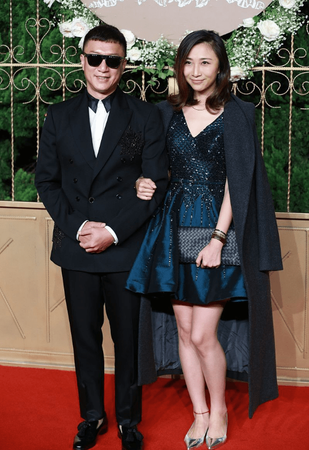 八卦爆料 孙红雷娶了个学霸老婆，年纪小身材好，穿闪亮裙装气质高级像明星