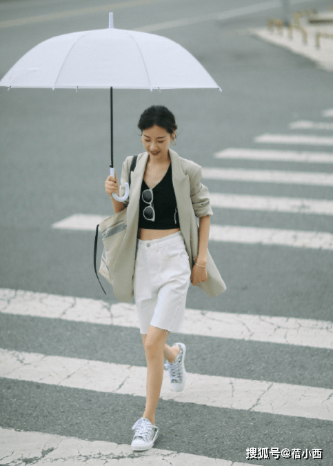 个性 “有品位”的女人穿西装，谨记这3点思路+3种搭配，时髦又显年轻