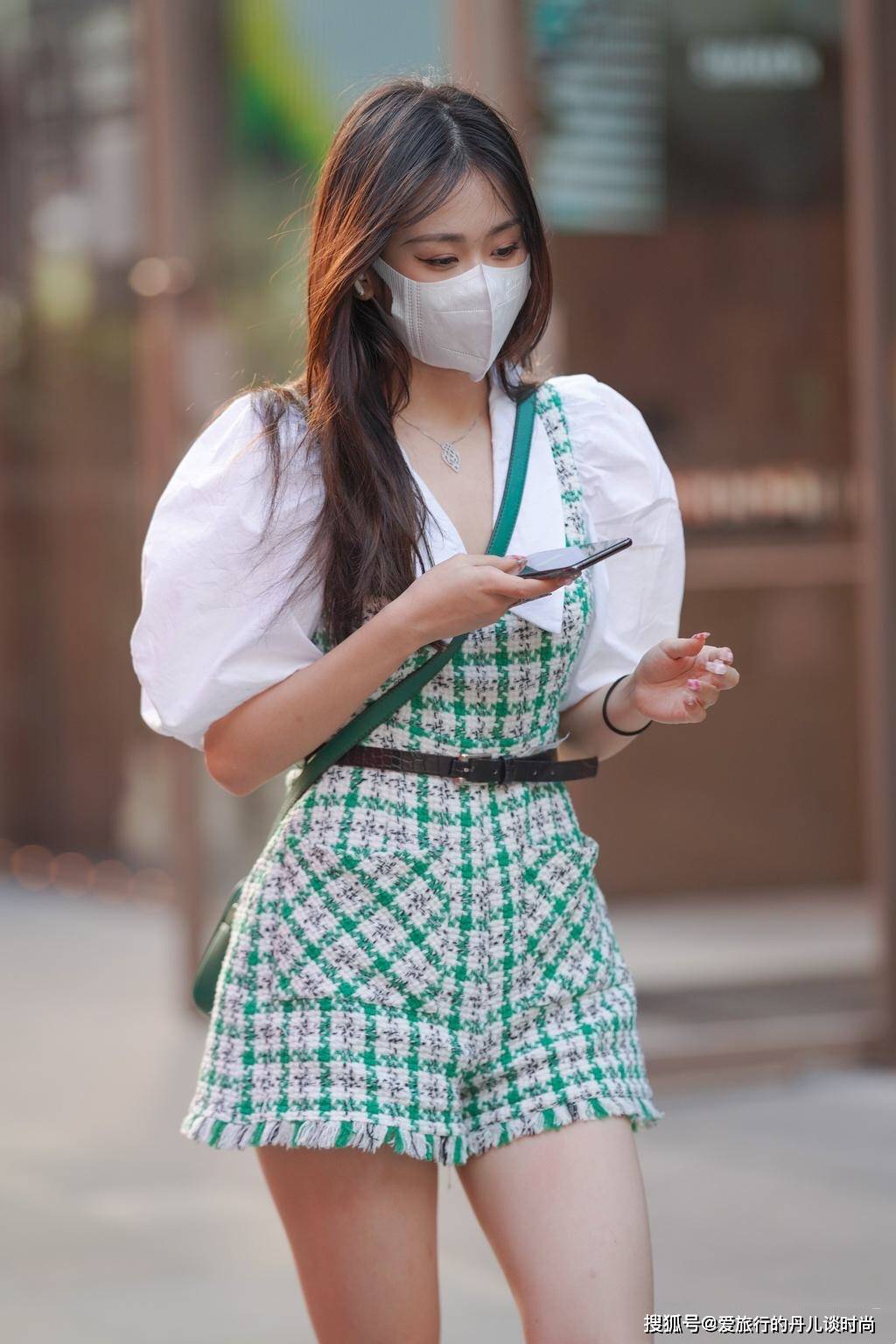 连体 美女秋日穿搭很惊艳，泡泡袖衬衫搭配绿色格纹连体裤，复古又减龄