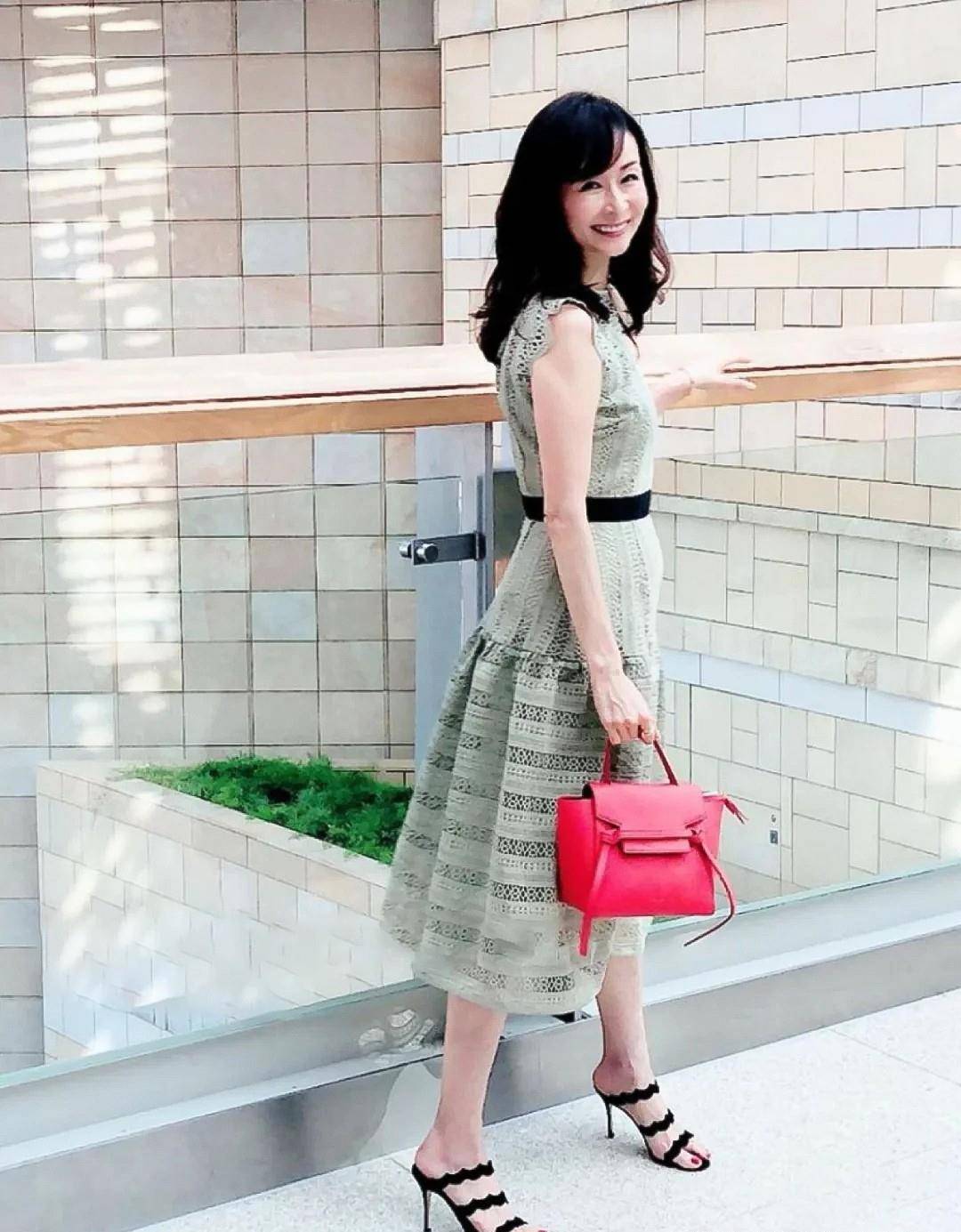 主妇 女人腿粗屁股大，尽量别总穿黑裤子！瞧日本主妇这样，时髦又好看