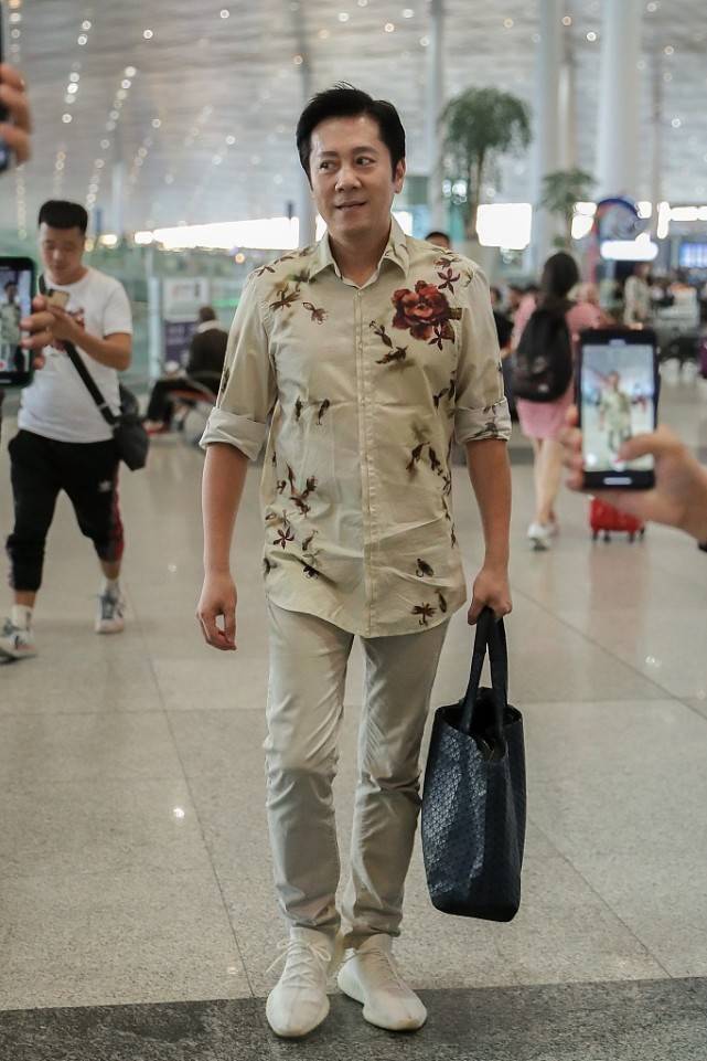 年轻人 蔡国庆年过半百还不服输，穿花衬衫比年轻人还潮，配色也是一绝