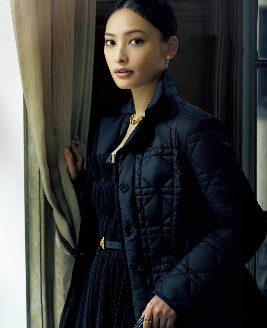 曲线 穿对黑色，我有一套！大女人风的“黑色穿搭”大赏，40+女人必学