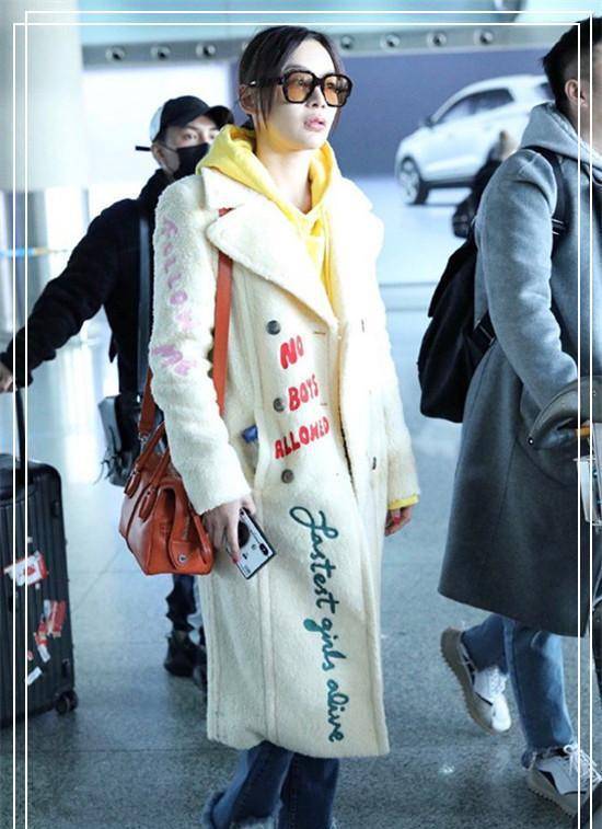 毛衣 袁姗姗再穿黄卫衣秀少女感!不过多加件白大衣,减龄效果就翻倍!
