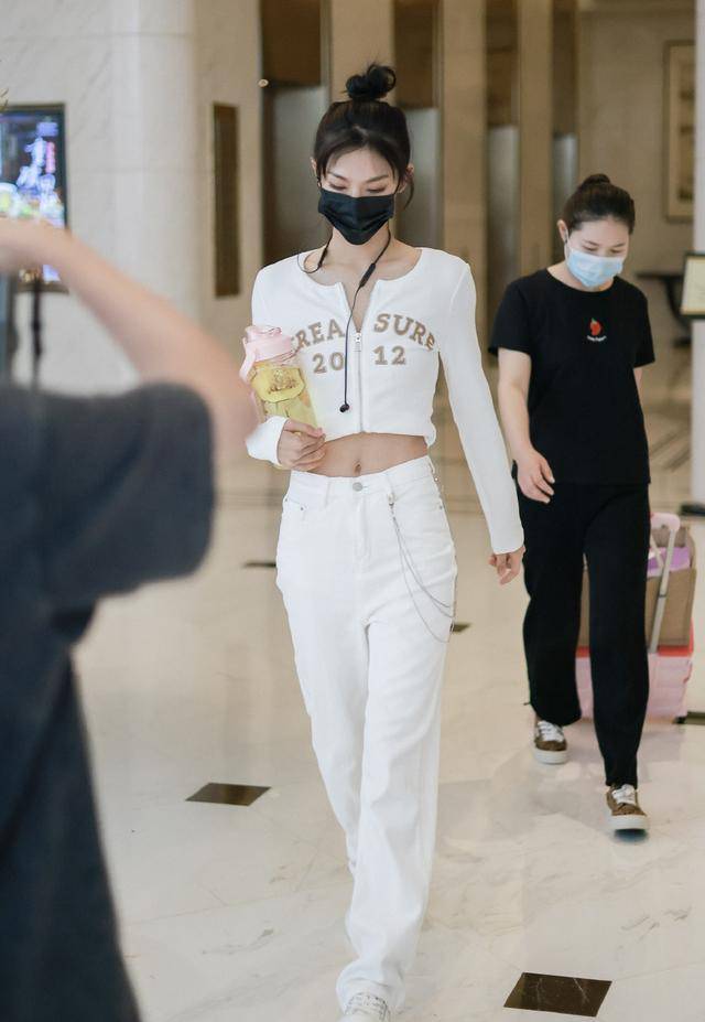 成功 曾可妮真懂打扮，穿露脐装大方秀蛮腰，却被手上的大水杯抢镜