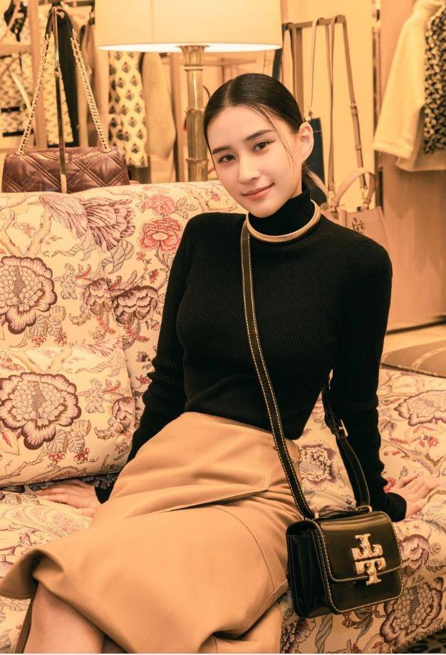 身材 何超莲出身“大户人家”，演绎半身裙穿搭真洋气，时尚感拿捏了
