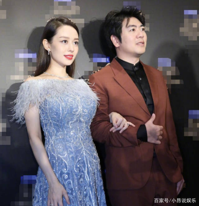 郎朗官 产后就不秀身材了？吉娜宽松外套挡腰线，紧身牛仔裤暴露真实身材