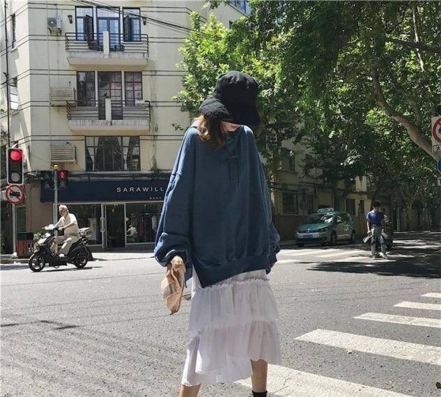 卫衣 女人不管多少岁，尽量拒绝这5种“大妈式穿搭”，俗气显廉价