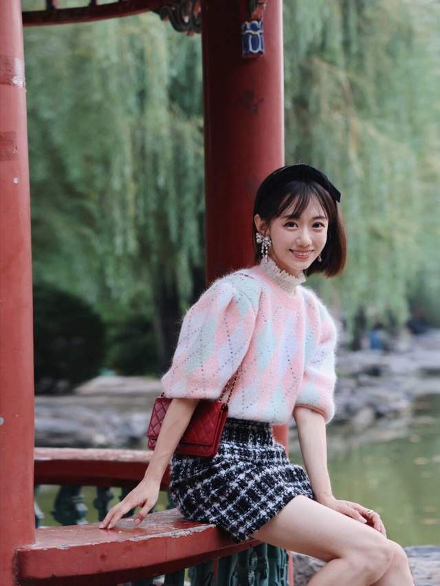 作用 秋季的甜美风火了，学会这几套少女穿搭，30+也能焕发活力与朝气