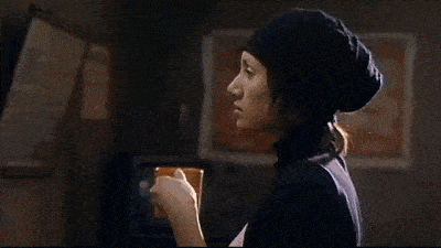 卫衣 袁泉外穿连帽卫衣,搭配酒红色裤子,这身减龄打扮好显气质!