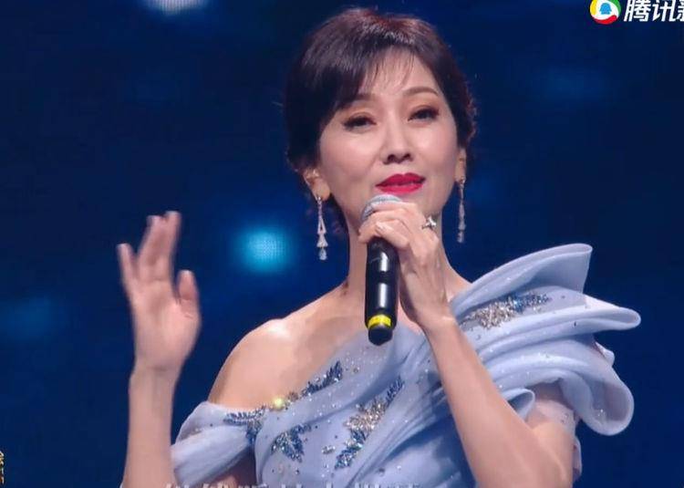 黑色 大湾区晚会群星造型：王菲穿白裙如仙女下凡，赵丽颖素色裙显身材