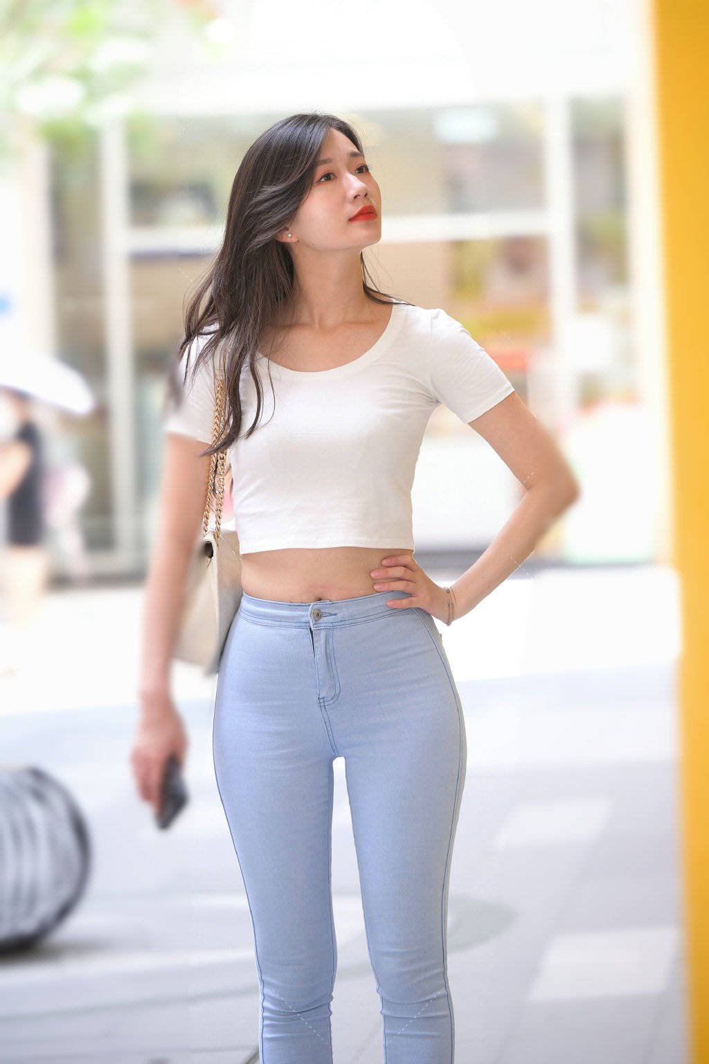 卫衣 连衣裙轻松穿出优雅高级感,让美女看起来充满活力和性感