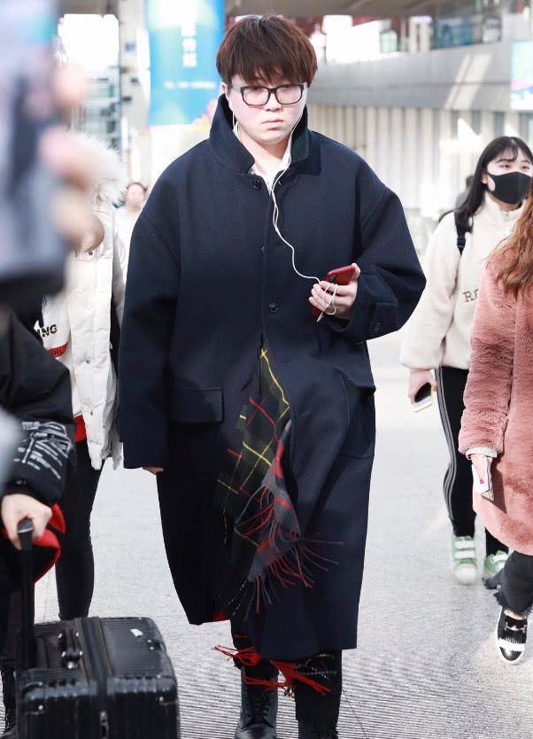 因为 毛不易这操作我服了,围巾当裙子用,耳机线太长原来可以这样做