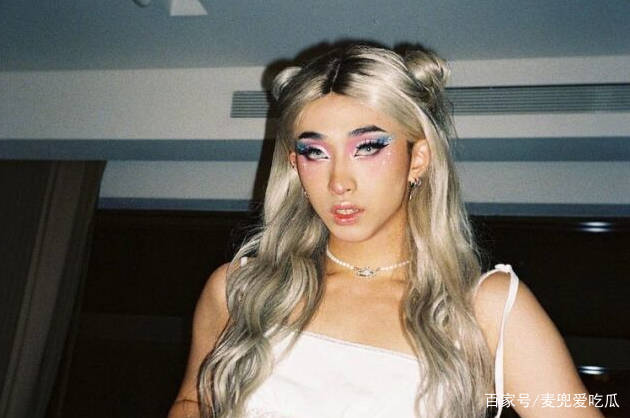 好身材 伊能静儿子晒自拍美照？自曝想变成女孩，穿紧身T恤大秀好身材