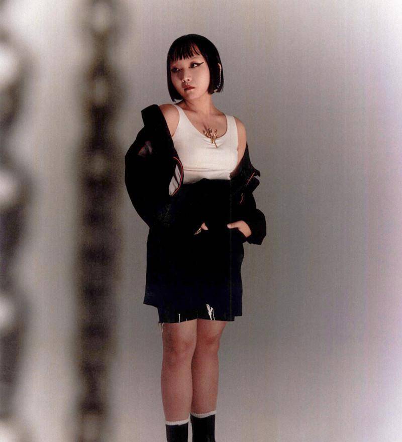 粉色 辣目洋子又“辣眼”了，模仿女团穿热裤真大胆，还真像个idol的样