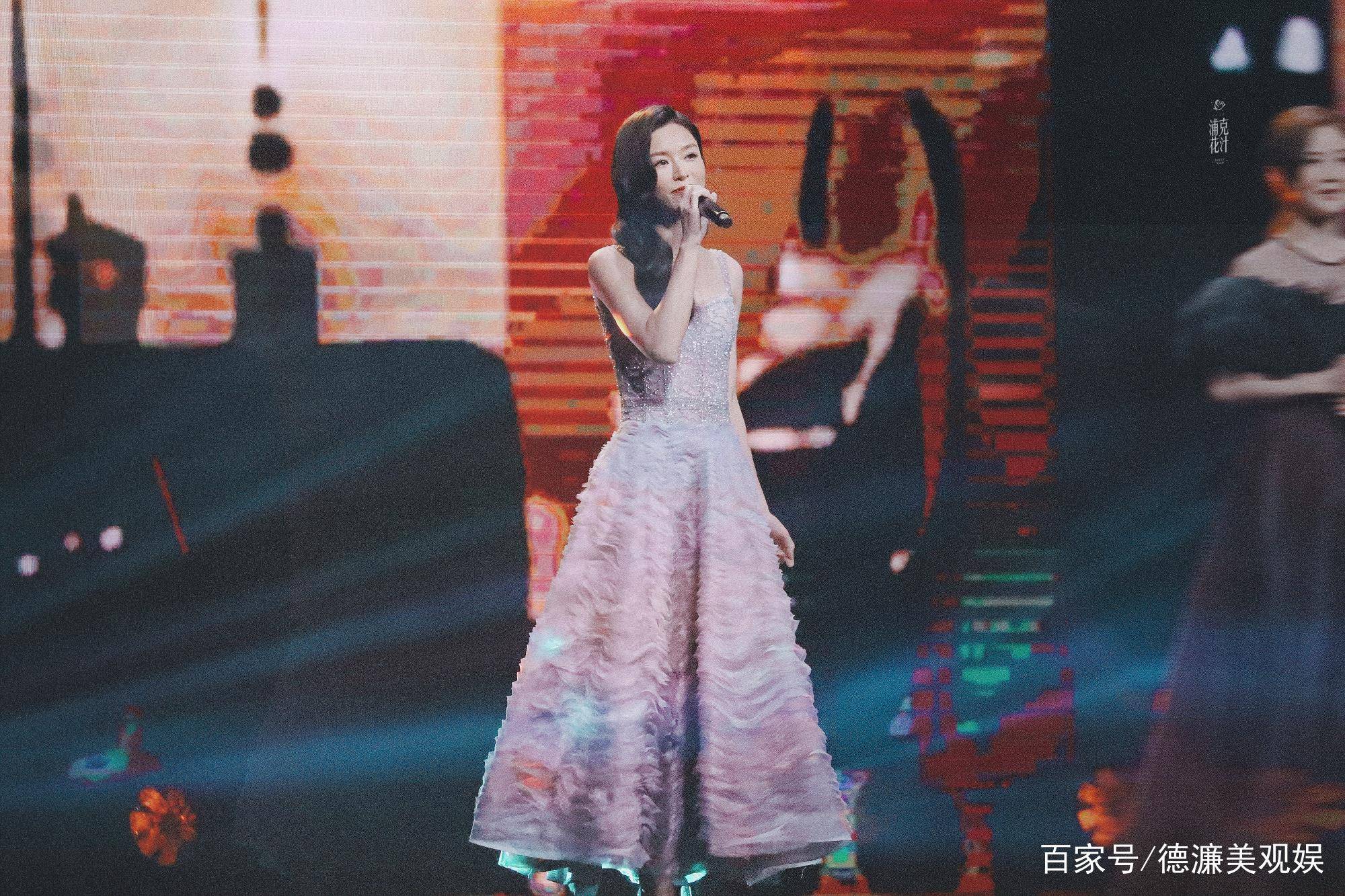 胡杏儿 大湾区中秋晚会:温碧霞露肩妩媚,赵丽颖又仙又欲,舒淇惊艳全场
