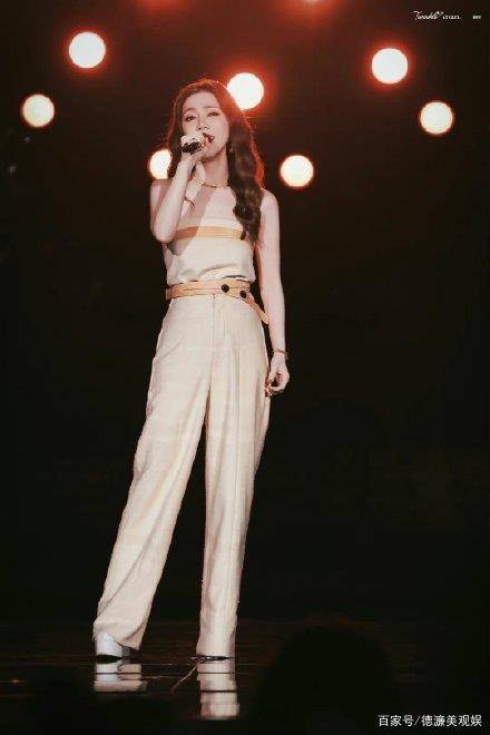 胡杏儿 大湾区中秋晚会:温碧霞露肩妩媚,赵丽颖又仙又欲,舒淇惊艳全场