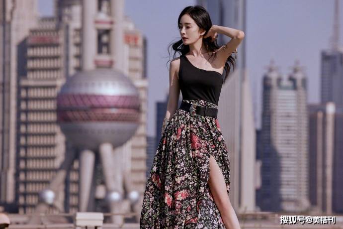 黑色 你可以永远相信杨幂的生图，穿开叉印花裙，美艳型姐姐好久没见了