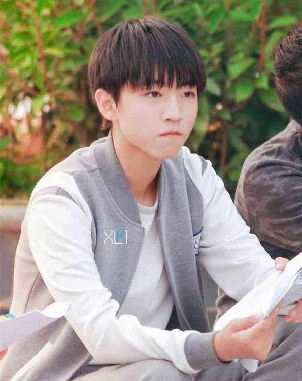 斯文 王俊凯穿过很多款校服,他穿蓝白校服可爱吗?