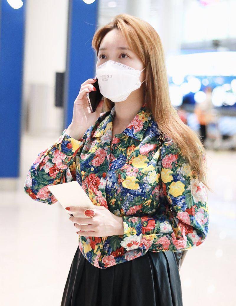 图案 金莎真的太大胆了，素颜出门还穿这么土，审美不太好