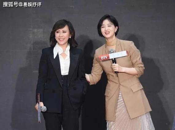 上半身 蒋欣造型显得清爽又潇洒，不系扣的穿搭还可以避免暴露身材！