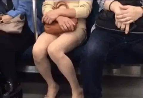 地铁偶遇亮眼的美女，抬头一看竟然是一位大叔！有什么想不开的！
