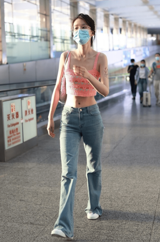 视觉 虽然乔欣还有乖乖女的样子，可穿搭还挺“辣妹”的，短上衣太抢镜