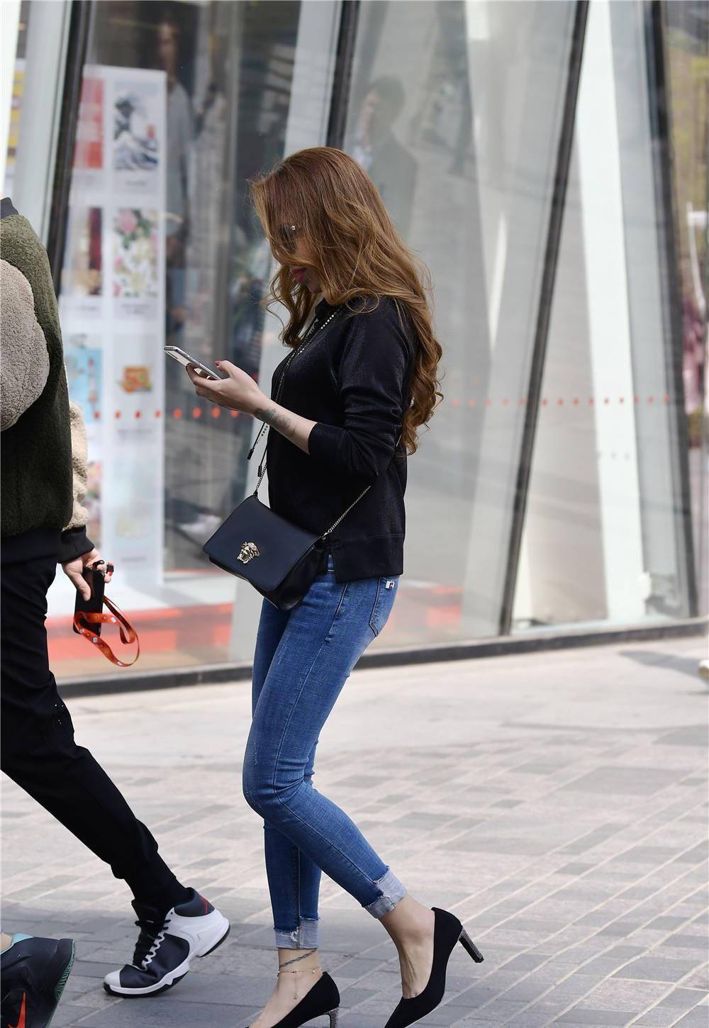 效果 紧身牛仔裤，搭配扁跟浅口单鞋，穿出成熟大气的美感