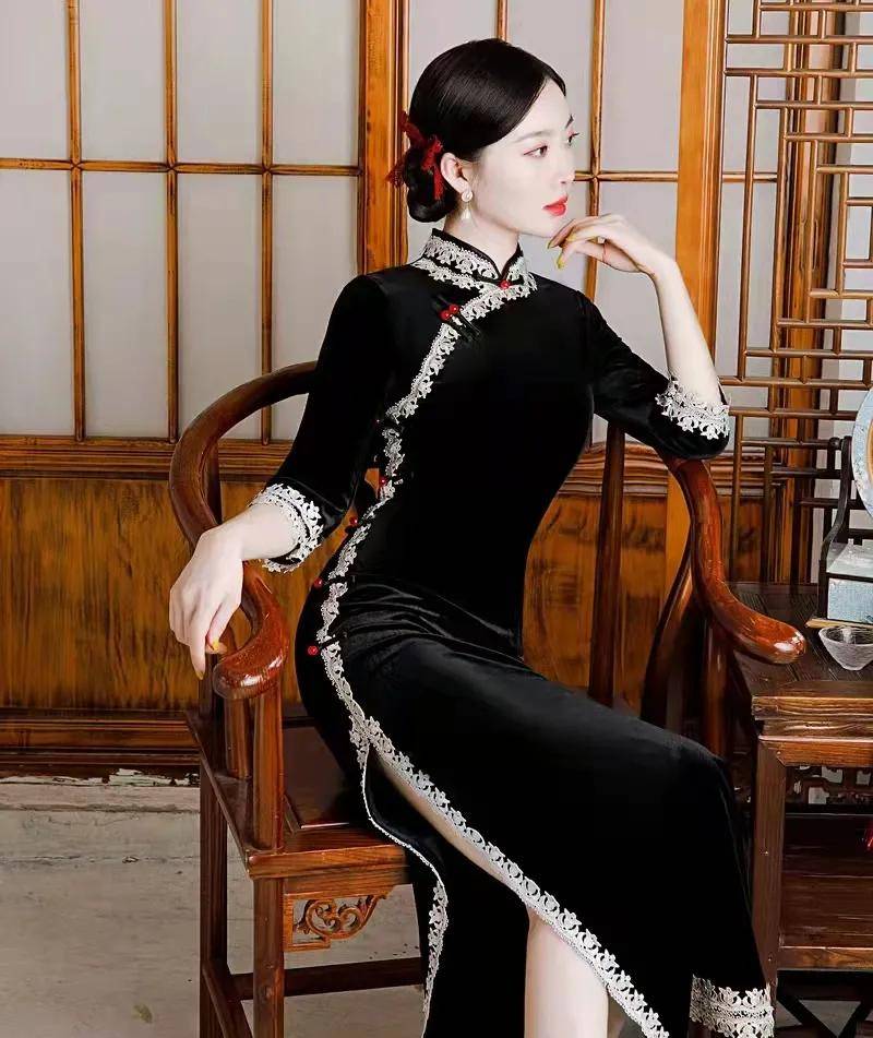 因为 秋季为什么很多人喜欢买丝绒旗袍，因为它能安全地呵护我们的肌肤