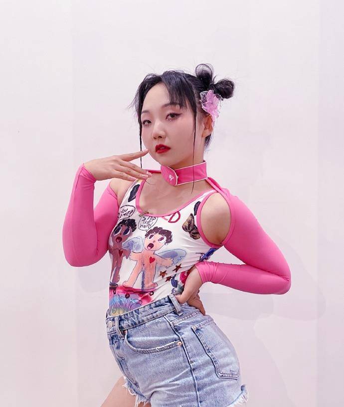 粉色 辣目洋子又“辣眼”了，模仿女团穿热裤真大胆，还真像个idol的样