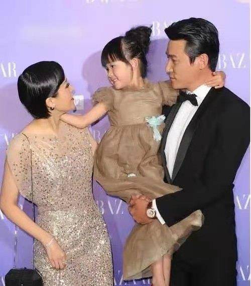 金色 陆毅一家3口造型不错，尤其是鲍蕾穿金色礼服裙，优雅大气又时尚