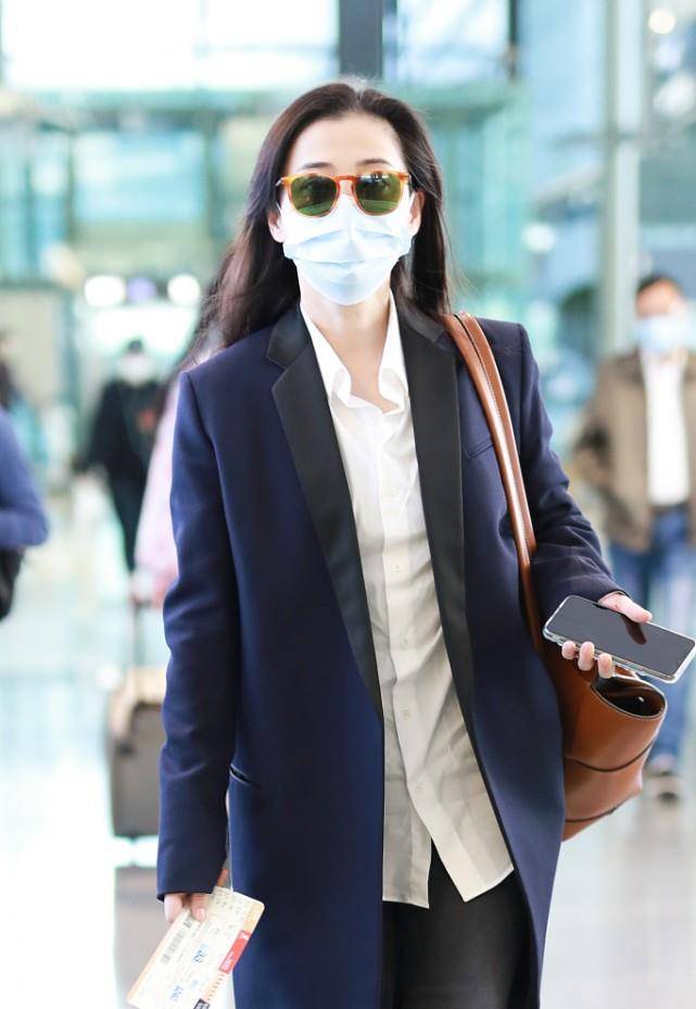 大包 梅婷戴墨镜气势好强,穿直筒大衣背大包,赶路的样子都带着名媛感