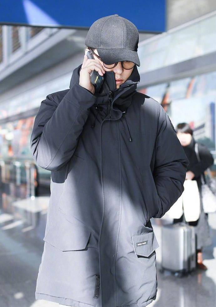 蓝色 老干部靳东认真过冬！棉服牛仔裤保暖有型，戴个眼镜更具高知气质