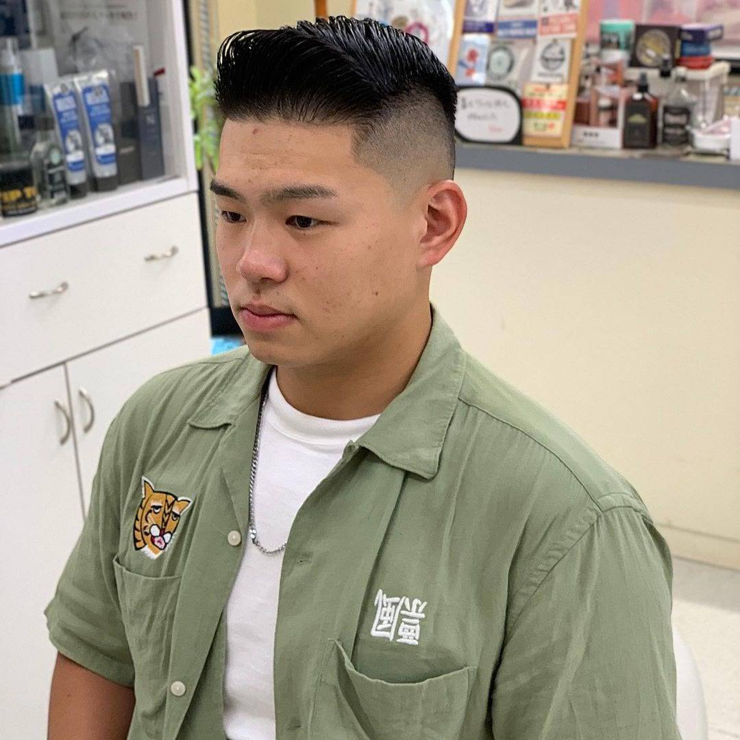 第四款是还加入了一些色彩二八分油头造型,刘海区我们可以很明显地